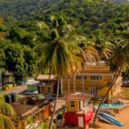 Beautiful tropical Barbados island. View of the golden beach with palms and crystal clear water. Von ingusk