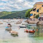 Hafen von Rabac, Kroatien Von schulzfoto